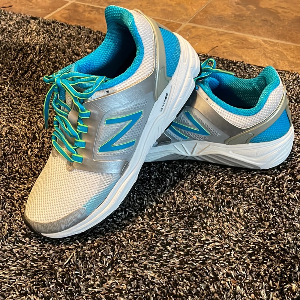 NEW BALANCE TENNIS SHOES SIZE 8 WOMENS D WIDTH.  MADE IN USA!